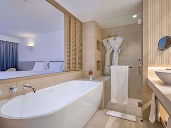 Luxury Room, 1 King Bed or 2 Twin Beds, Sea facing with Garden View, Balcony or Terrace