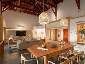 Suite, 1 King Bed, Balcony, Ocean View (Direct Beach Access)