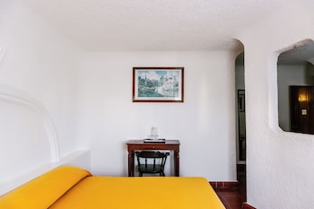 Junior Room 1 King Bed, Refrigerator & Microwave