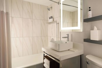 Deluxe Room, 1 King Bed (Mobility/Hearing Accessible, Tub)
