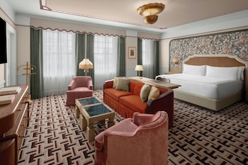 Suite, 1 King Bed with Sofa bed, Corner