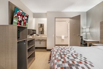 Standard Room, 1 King Bed, Accessible (Smoke Free)