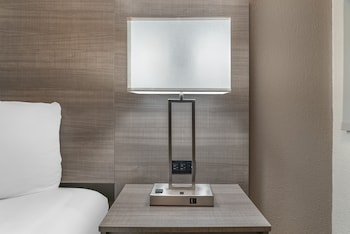 Standard Room, 1 King Bed (Smoke Free)
