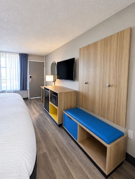 Room, 1 King Bed, Roll-in Shower, Non Smoking (Mobility, Lounge Chair)