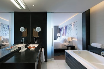 Room, 1 King Bed, Balcony, Garden View