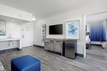Junior Suite, Multiple Beds, Pool View