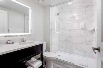 Junior Suite, Multiple Beds, Pool View