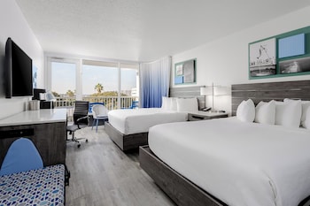 Room, 2 Queen Beds, Pool View