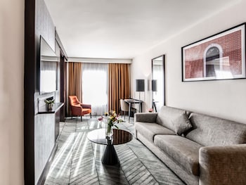 Prestige Suite, 1 King Bed, Lounge (High Floor)