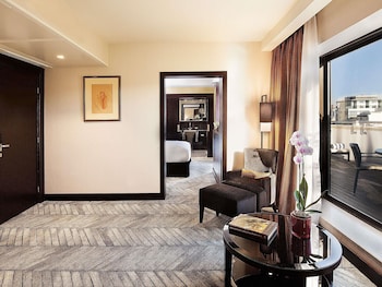Prestige Suite, 1 King Bed, Lounge (High Floor)