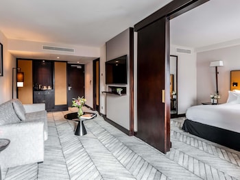 Prestige Suite, 1 King Bed, Lounge (High Floor)