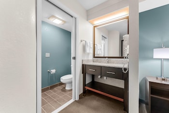 Room | 1 Queen Bed | Sleeps 2 | Free Breakfast