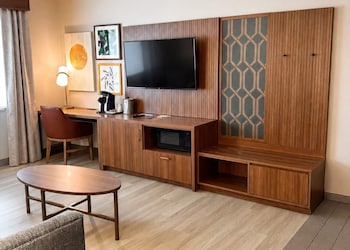 Suite, 2 Queen Beds, Accessible (Communications)
