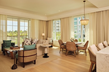 Suite, 1 King Bed, Garden View
