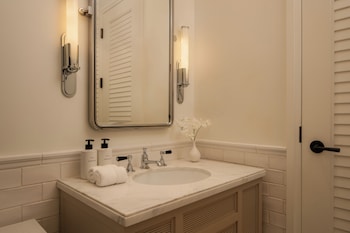 Suite, 1 King Bed (Cypress Suite King)