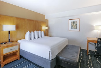 Deluxe Suite, 2 Bedrooms, Non Smoking (2 King Beds and 1 Sofa Bed)