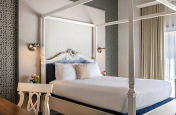 Junior Suite, 1 Queen Bed, Balcony (Fireplace)