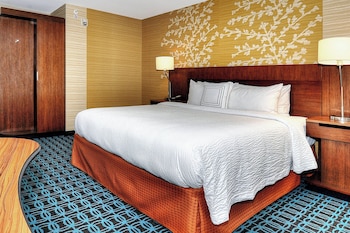 Room, 1 King Bed, Roll-in Shower, Courtyard View