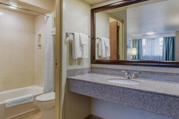 Standard Room, 1 King Bed, Refrigerator & Microwave, Poolside