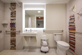 Room, 1 King Bed (Mobility/Hearing Access, Roll-In Shwr)