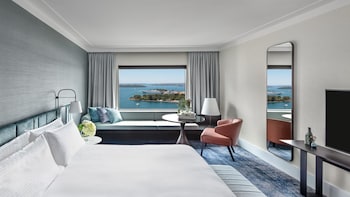 Classic Room, 1 King Bed, East Harbour View (High Floor)