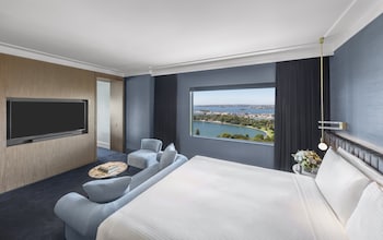 1 King Governor Opera Suite Club Lounge Access