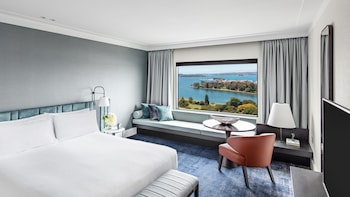 Classic Room, 1 King Bed, East Harbour View (High Floor)