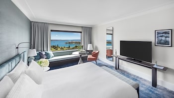 Classic Room, 1 King Bed, East Harbour View (High Floor)