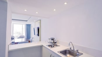 Room, 1 King Bed, Accessible, Kitchenette (Parlor)