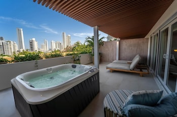 Premium Suite, 1 King Bed, City View
