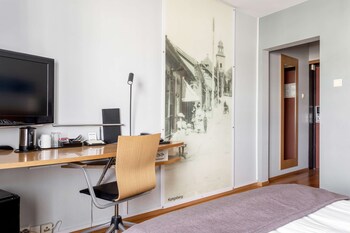 Standard Room, 1 Queen Bed, Non Smoking (Business)