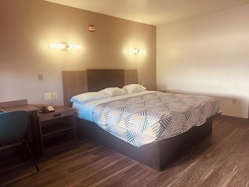 Standard Room, 1 King Bed, Non Smoking, Refrigerator & Microwave