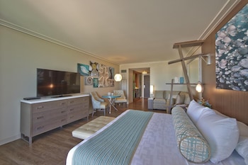 Room, 1 King Bed with Sofa bed (Spacious, Gulf View)
