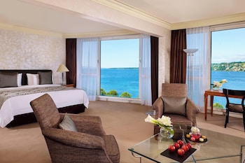 Junior Suite, 1 King Bed, Lake View
