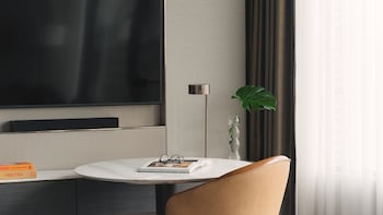 Club Room, 1 King Bed, Accessible, Club Lounge Access