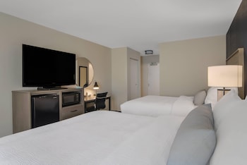 Standard Room, 2 Queen Beds, Non-Smoking, Lake View