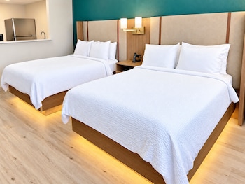 Suite, 2 Queen Beds (Low Floor)