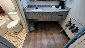 Standard Room, 1 King Bed (Smoke Free)