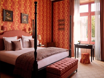 L'ABBAYE - La Particuliere Room, 1 King Bed, Estate or Building View, First Floor