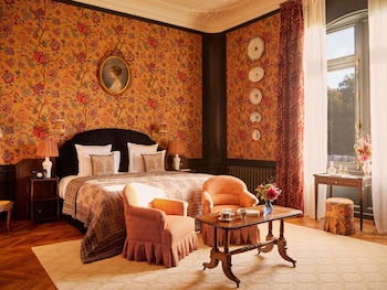 L'ABBAYE SUITE DE LA BARONNE, 1 King XL bed, 180° estate view, 1st floor