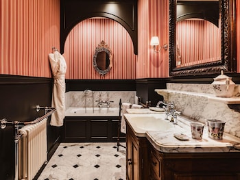 L'ABBAYE SUITE DE LA BARONNE, 1 King XL bed, 180° estate view, 1st floor