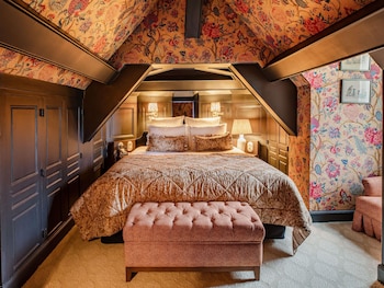 L'ABBAYE - LA Singuliere Room, 1 King Bed, Estate View, Attic Room