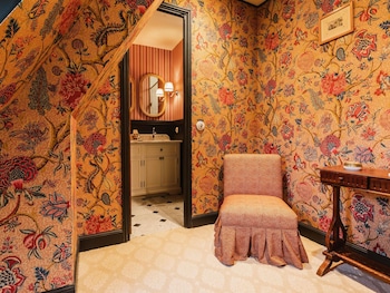 L'ABBAYE - LA Singuliere Room, 1 King Bed, Estate View, Attic Room