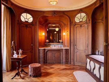 L'ABBAYE SUITE DE LA BARONNE, 1 King XL bed, 180° estate view, 1st floor