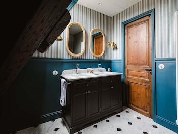 L'ABBAYE - LA Singuliere Room, 1 King Bed, Estate View, Attic Room