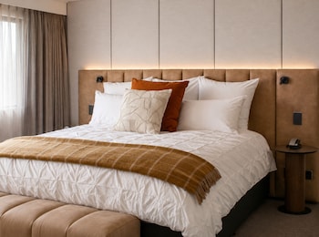 Suite, 1 King Bed (Club Lounge Access)