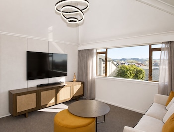 Suite, 1 King Bed (Club Lounge Access)
