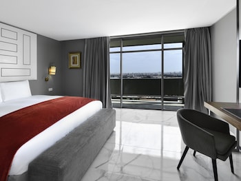 Suite, 1 King Bed, Balcony (Opera)