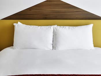 Classic Room, 1 King Bed, Balcony