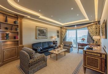 Suite, 1 King Bed, Corner (Park)